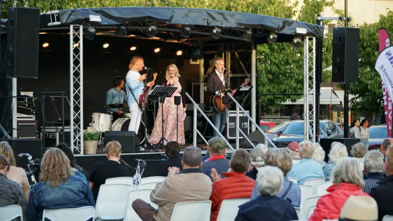 Linda Strand, chef för HR, kommunikation och näringsliv i Hörby kommun, uppträdde under allsången..