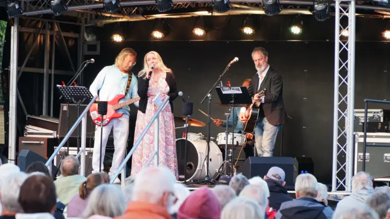 Linda Strand, chef för HR, kommunikation och näringsliv i Hörby kommun, uppträder.
