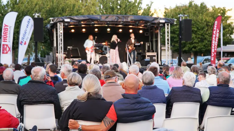 Linda Strand, chef för HR, kommunikation och näringsliv i Hörby kommun, uppträder.