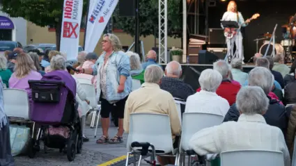 Marie Andersson, sjuksköterska på Häggenäs sjukhem, är ute bland publiken under sången.