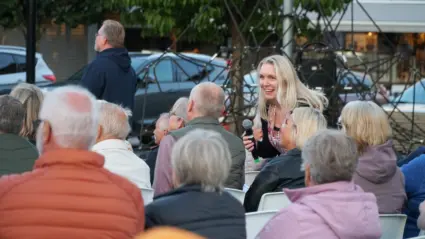 Linda Strand, chef för HR, kommunikation och näringsliv i Hörby kommun, är ute i publiken och får hjälp under sångtävlingen.