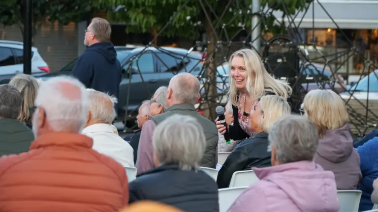 Linda Strand, chef för HR, kommunikation och näringsliv i Hörby kommun, är ute i publiken och får hjälp under sångtävlingen.