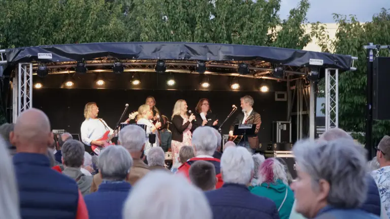 Hela gänget bakom allsången samlade på scenen