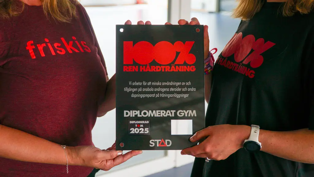 Ett svart diplomplakat med rubriken 100% ren hårdträning. Texten på plakatet beskriver att gymmet nu är diplomerat enligt 100% ren hårdtränings-metoden