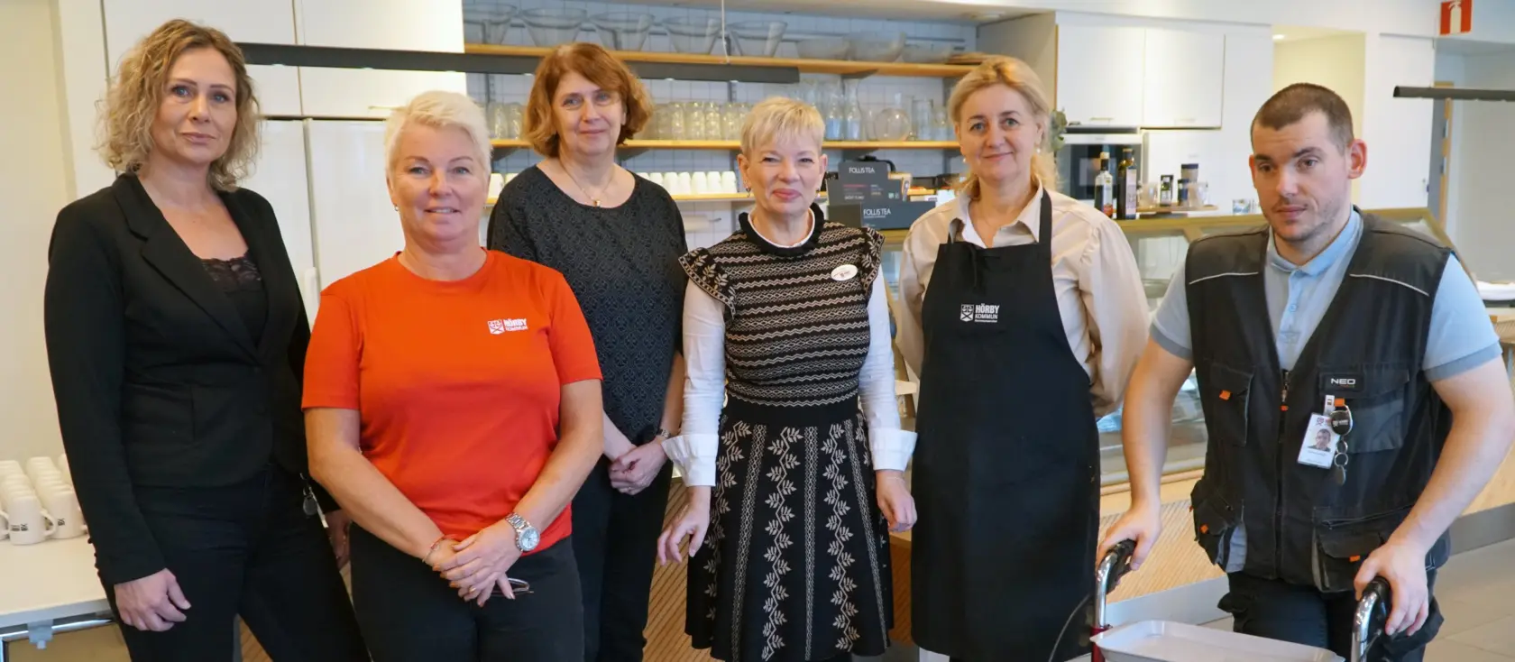 6 personer står uppradade för fotografering.