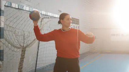 kvinna som kastar boll