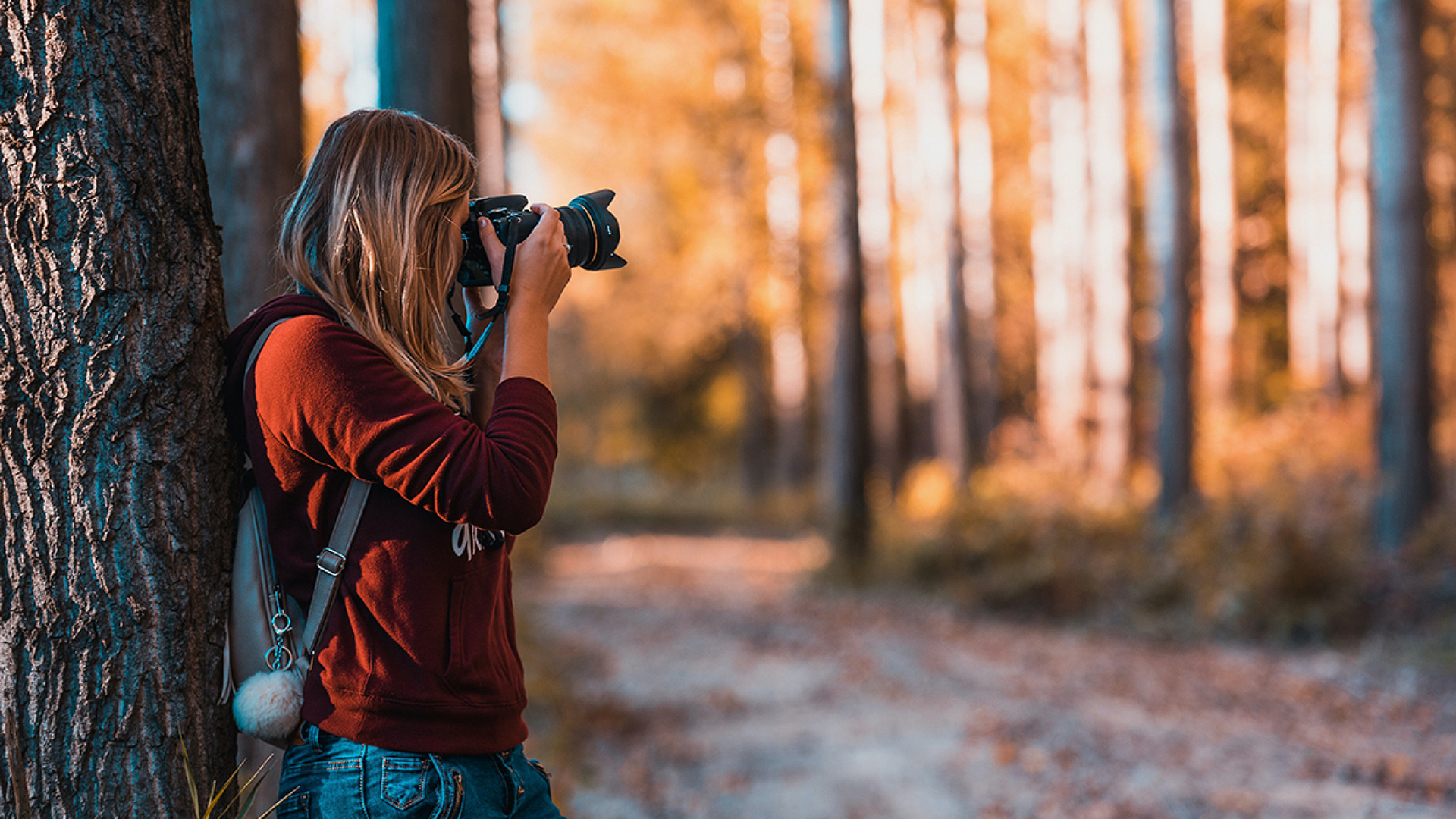 Kvinna fotograferar i naturen.