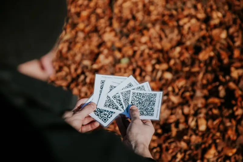 I flera av paketen får du med en samling med QR-koder som kan scannas för matnyttig information. Till exempel finns videoinstruktion på hur man monterar stormkök, vindskyddskarta, information om allemansrätten och mycket mer