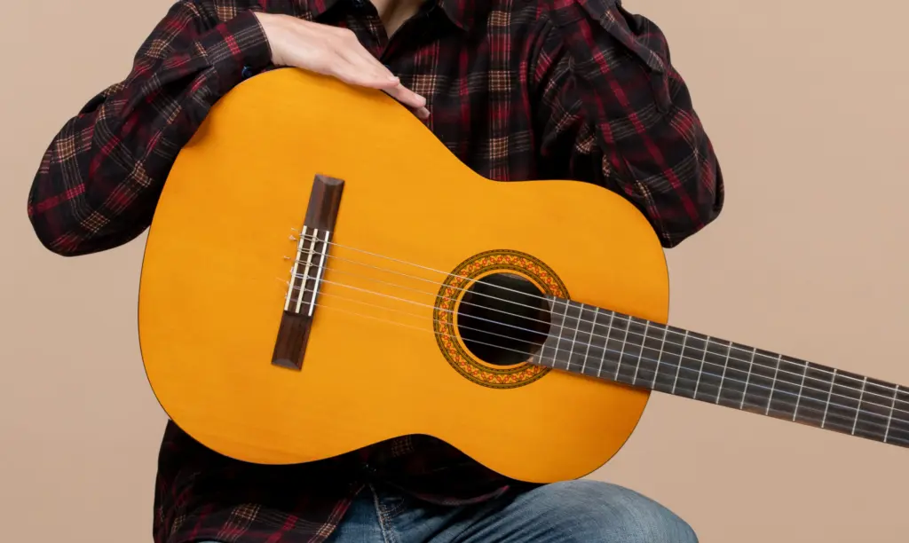 Gitarr i knät på en person