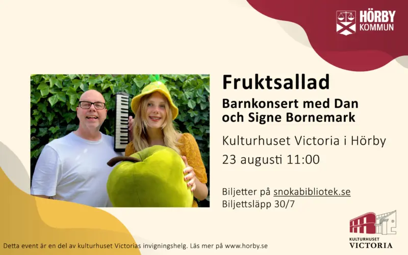 Affisch med bild från föreställningen Fruktsallad (en man och en kvinna som ler in i kameran, mannen håller i ett litet keyboard och kvinnan håller i ett stort konstgjort äpple) med tillhörande information