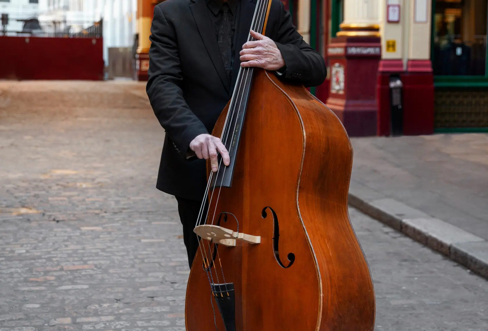 en person håller i en cello