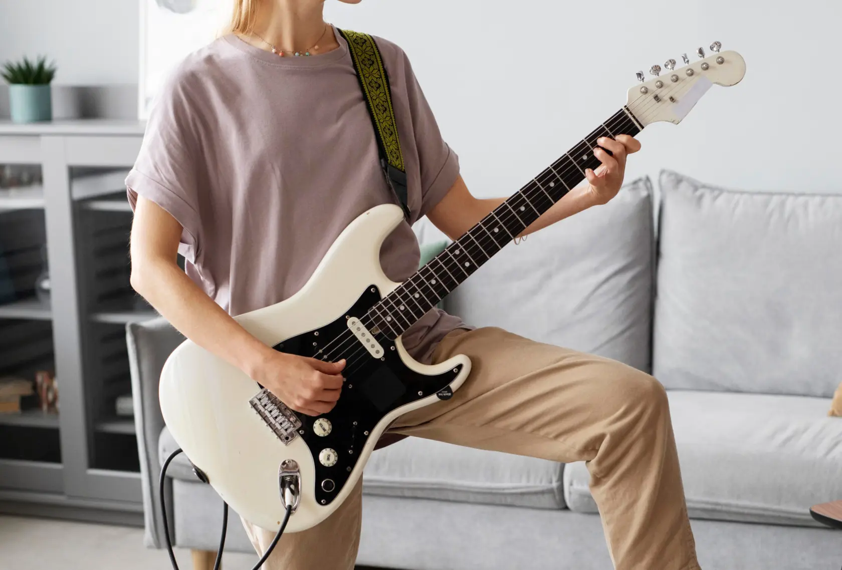 En person spelar elbas