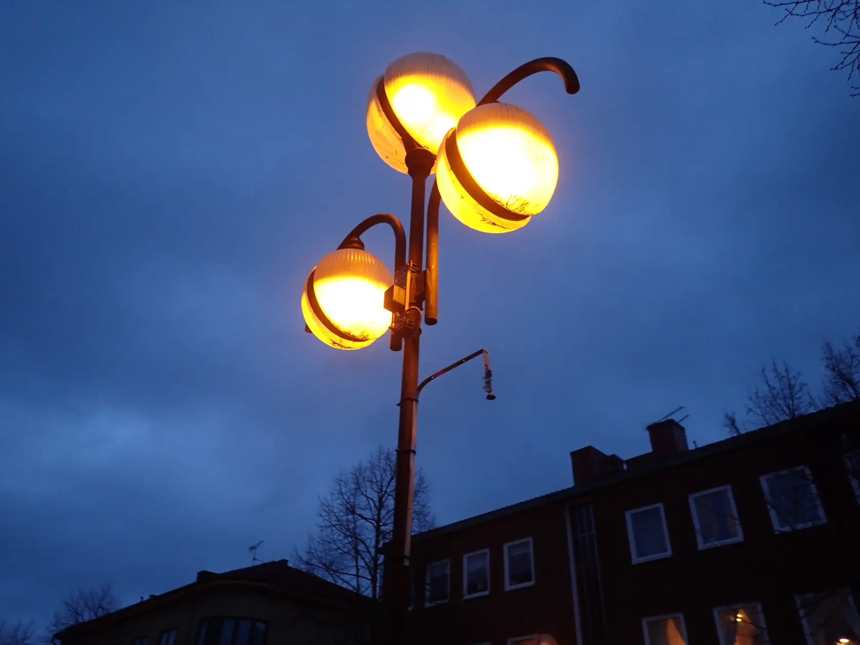Foto: Gatubelysning på kvällen