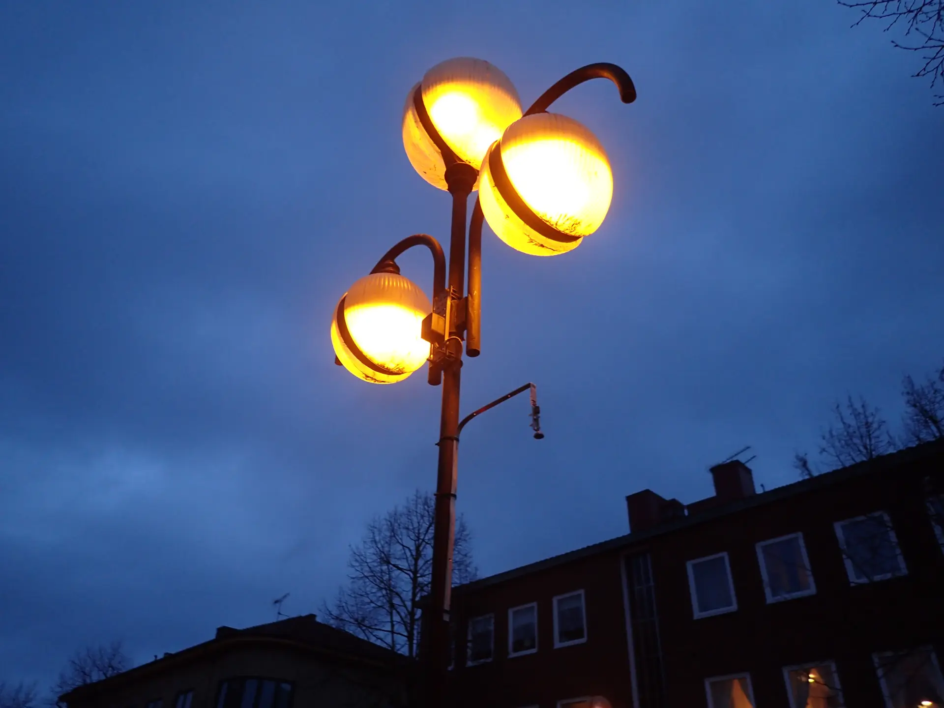 Foto: Gatubelysning på kvällen