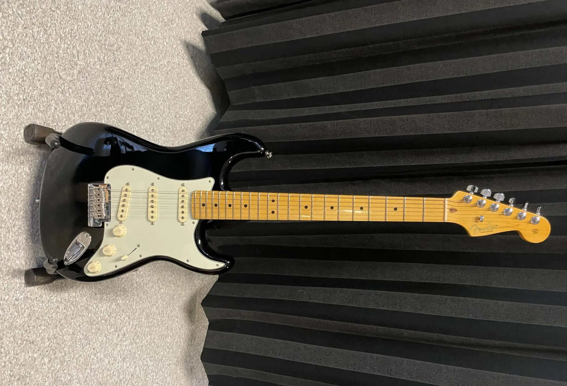 elgitarr ståendes mot ett svart draperi