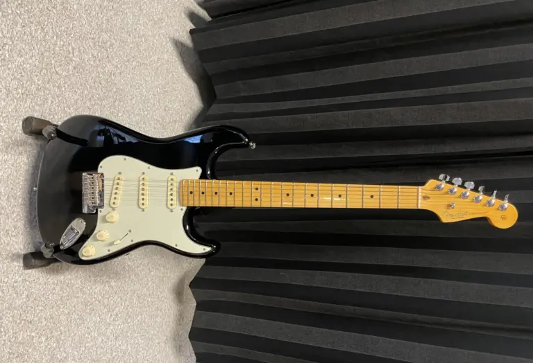 elgitarr ståendes mot ett svart draperi
