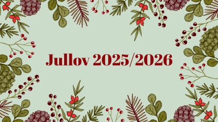 En grön bakgrund med en röd text där det står Jullov 2025/2026, kantat av en ram av gröna blad, kottar och röda bär