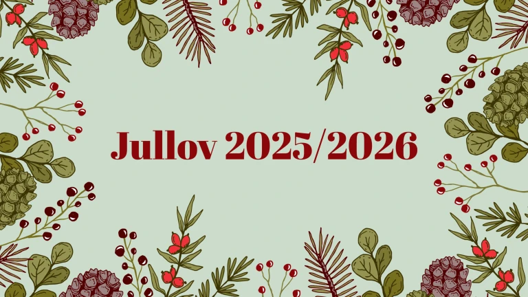 En grön bakgrund med en röd text där det står Jullov 2025/2026, kantat av en ram av gröna blad, kottar och röda bär