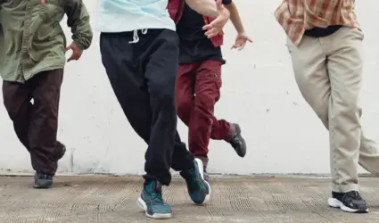 hip hop-dansande ungdomar