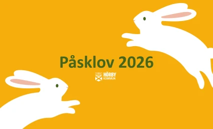 En gul bakgrund med vita kaniner. I mitten av bilden står det "Påsklov 2026" och under texten syns Hörby kommuns logotyp.