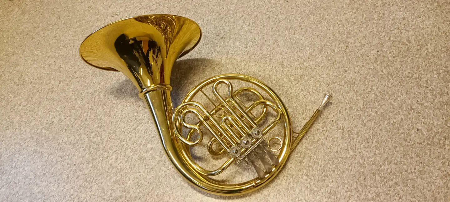 Ett runt instrument i mässing ovanifrån