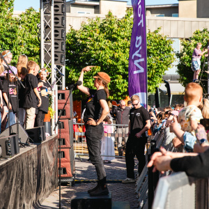 Tvåornas kör sjöng från scenen på Nya Torg.