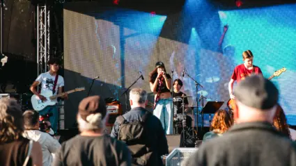 Black Roses bjöd på en energirik spelning från scenen på Nya Torg. 