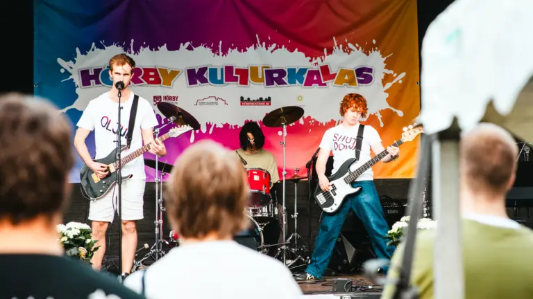 Punkrockspojkarna spelade punk- och hårdrock med mycket energi på Bakfickans scen. 