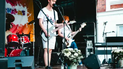 Punkrockspojkarna spelade punk- och hårdrock med mycket energi på Bakfickans scen. 