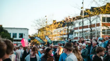 Många personer samlades på Nya Torg för att lyssna på musik.