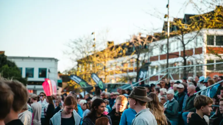 Många personer samlades på Nya Torg för att lyssna på musik.