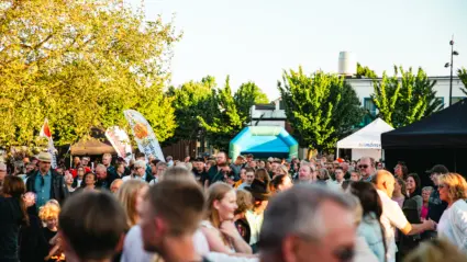 Publiken under Perikles spelning på Nya Torg. 