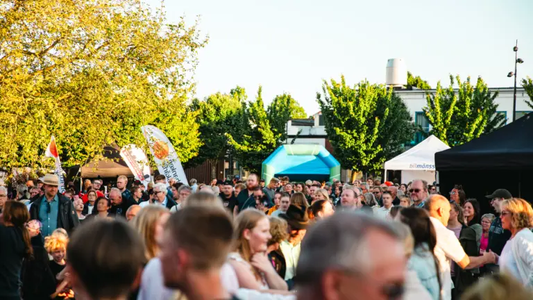Publiken under Perikles spelning på Nya Torg. 
