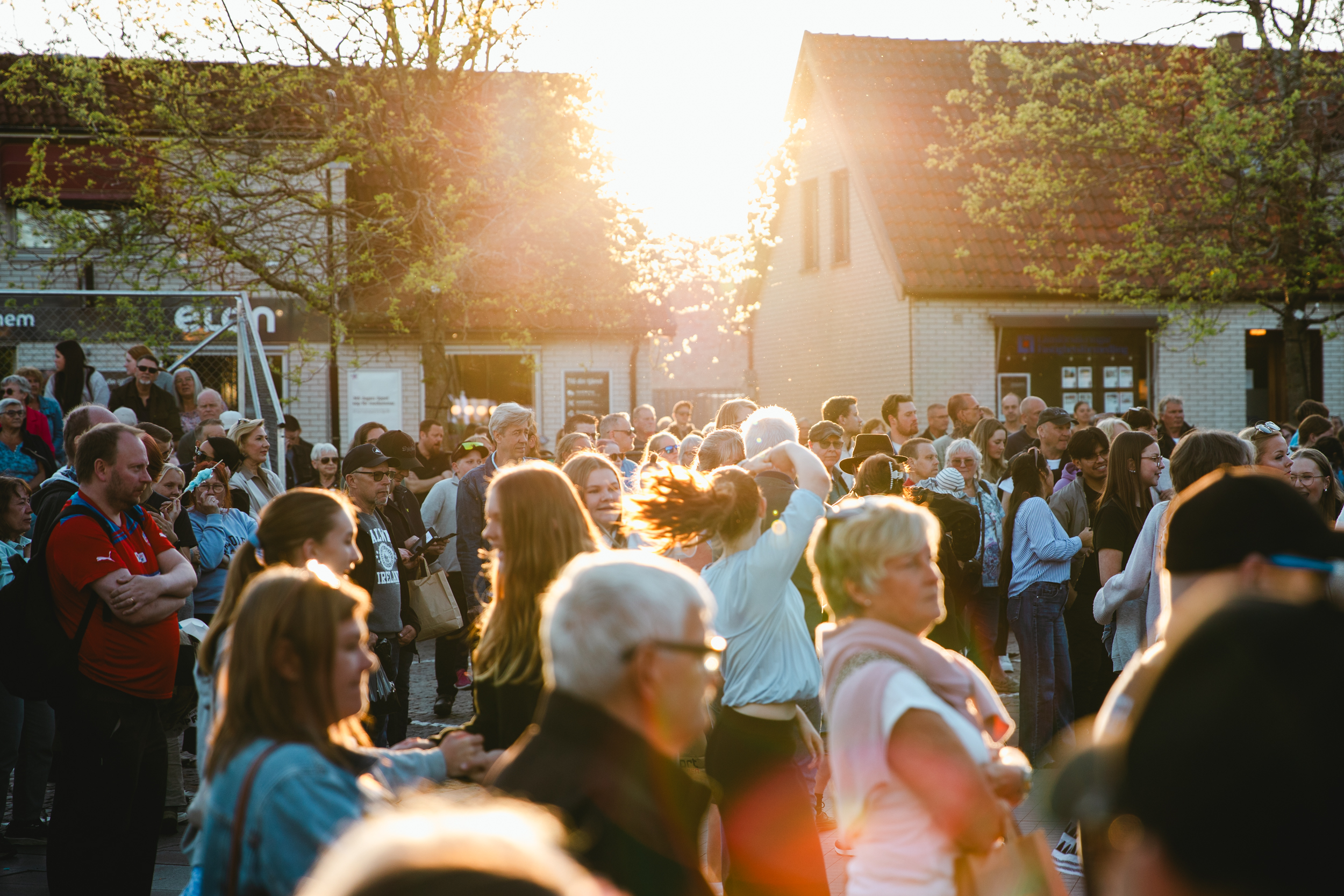 Dansande publik fotograferad i motljus