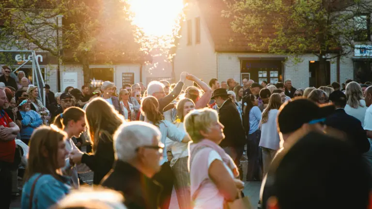 Danssugen publik under Perikles spelning på Nya Torg. 