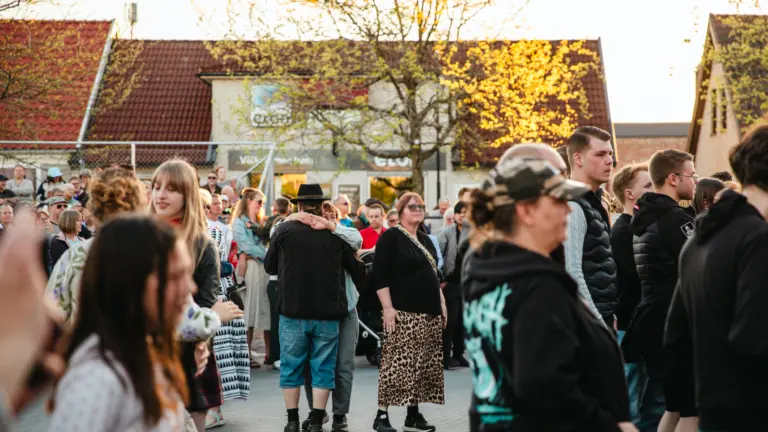 Danssugen publik under Perikles spelning på Nya Torg. 