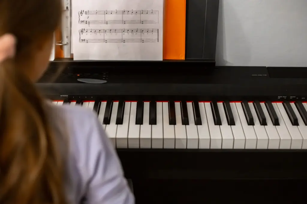 Flicka sitter i framgrunden med ryggen mot kameran riktad mot ett pano