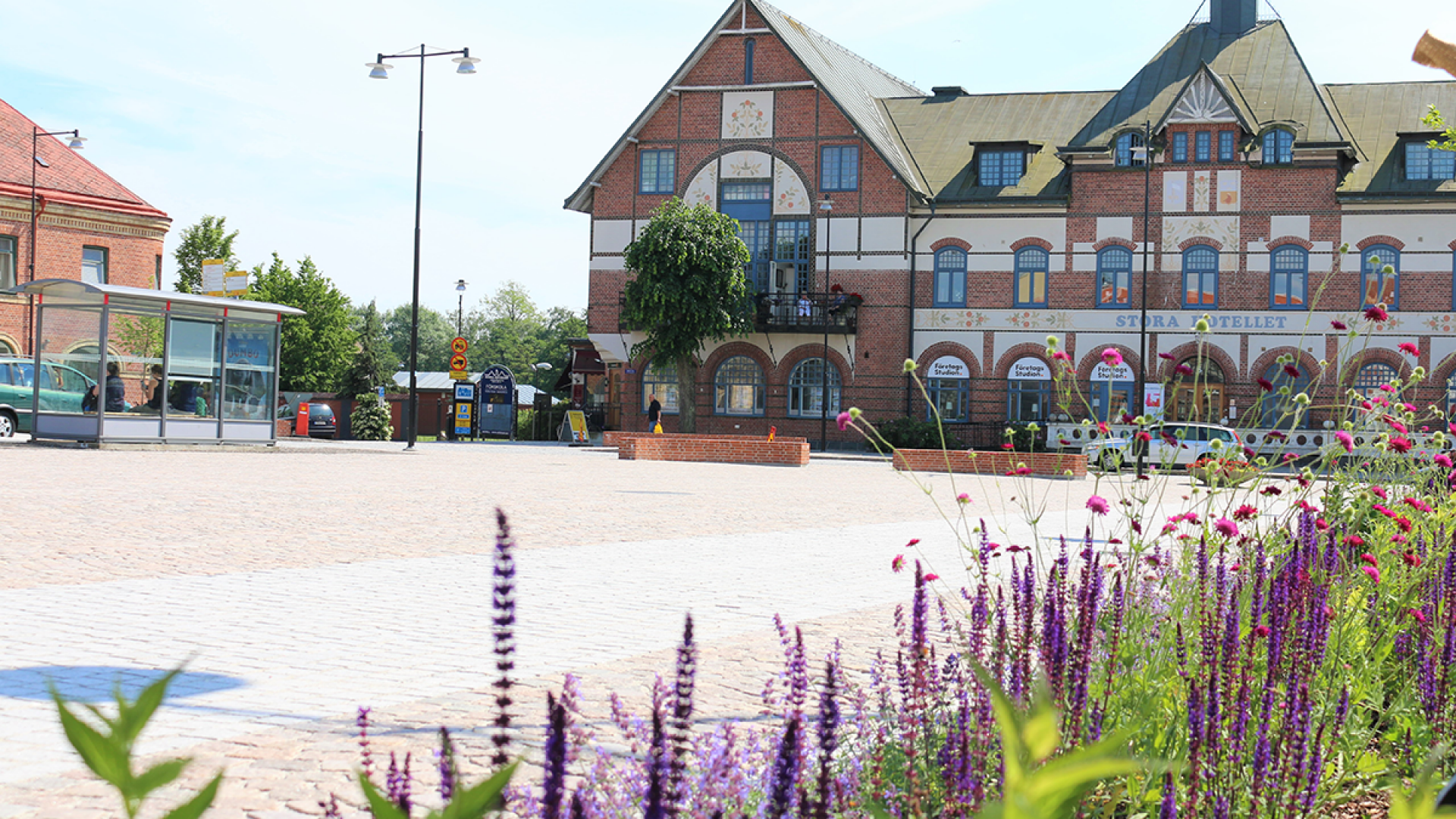 Foto: Hörbys Gamla torg med blomsterrabatt och Stora hotellet i bakgrunden