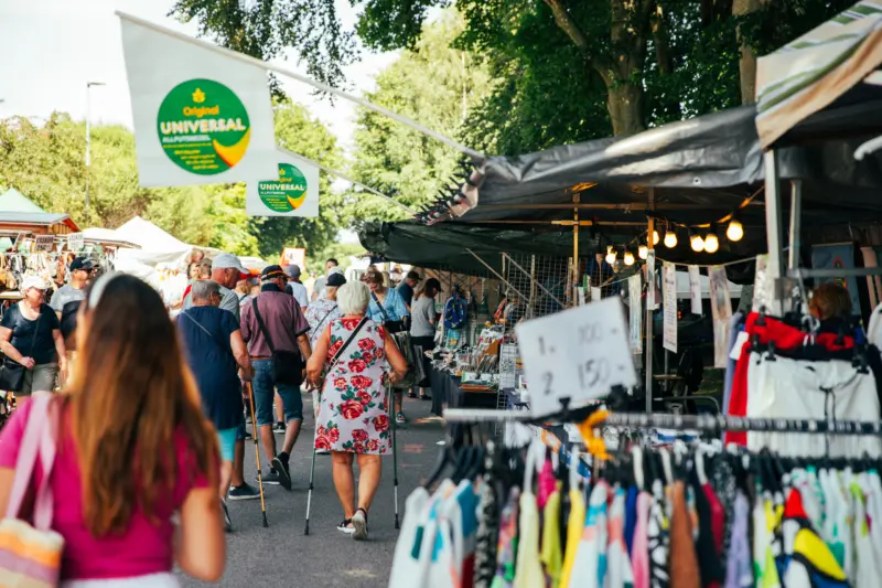 Knallar och besökare på Norregatan.