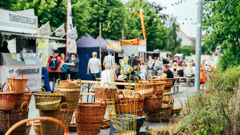 Korgförsäljning på Bollhusgatan. I bakgrunden syns foodtrucks.