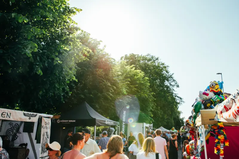 På Prostgatan, intill Parktorget, var många knallar uppradade i sommarsolen.