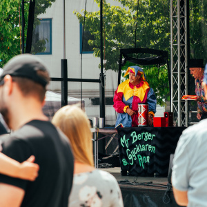 Mr. Berger och Gycklaren Ann bjöd på magishow och trolleriskola från scenen på Nya Torg.