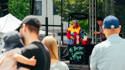 Mr. Berger och Gycklaren Ann bjöd på magishow och trolleriskola från scenen på Nya Torg.
