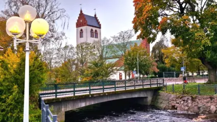 en å där det går en bro över och en kyrka syns i bakgrunden