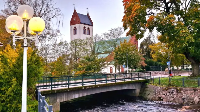 en å där det går en bro över och en kyrka syns i bakgrunden