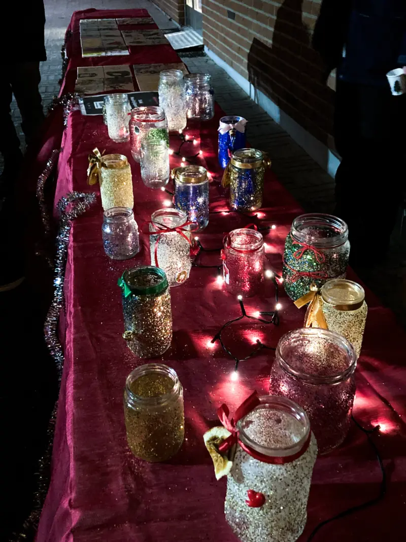 L&aring;ngbord i m&ouml;rkret som lyses upp av f&auml;rgglada ljuslyktor