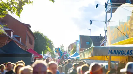 Folkvimmel under marknaden, med marknadsstånd på båda sidorna