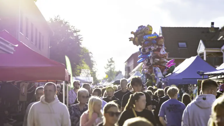 Folkvimmel under marknaden, med marknadsstånd på båda sidorna
