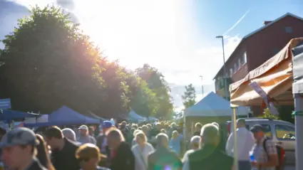 Bild från folkvimmel under marknaden, med marknadsstånd på båda sidorna
