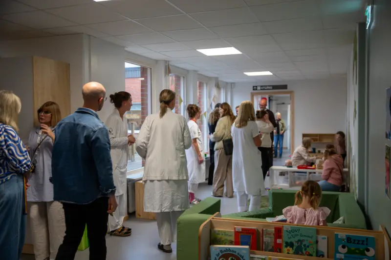 M&auml;nniskor som samlats inne i en lokal.